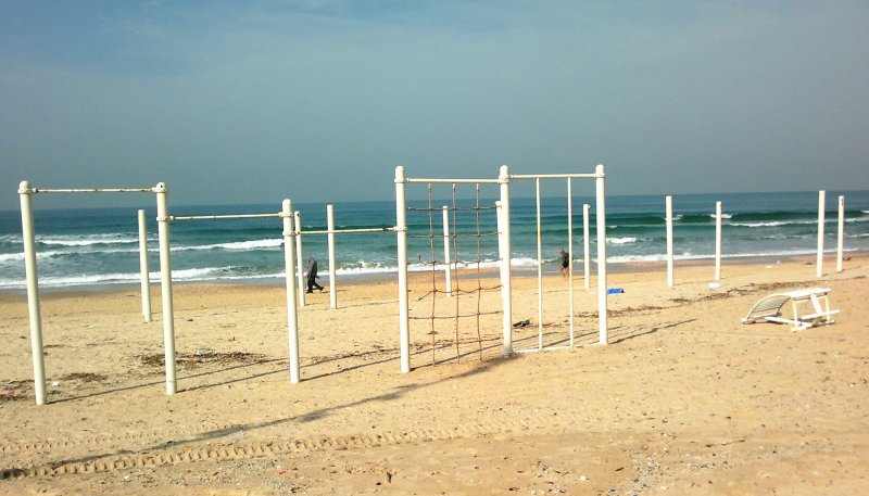 Площадка для воркаута в городе Бат-Ям №4763 Маленькая Современная фото